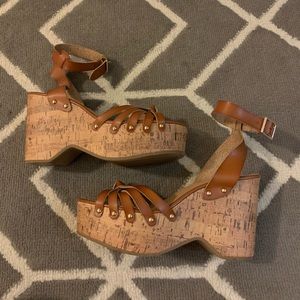 70’s inspired retro wedges 🌈